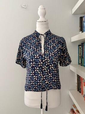 Natalie Martin blouse, Beautiful silk short floral blouse.  XS